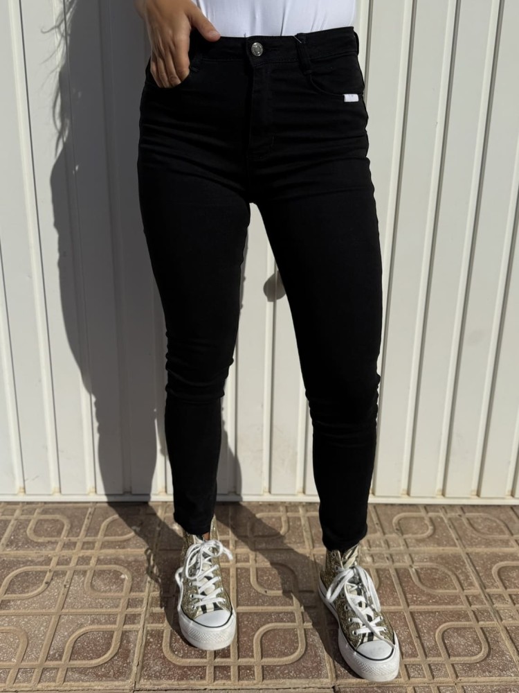 Pantalón Lewi Skinny Negro