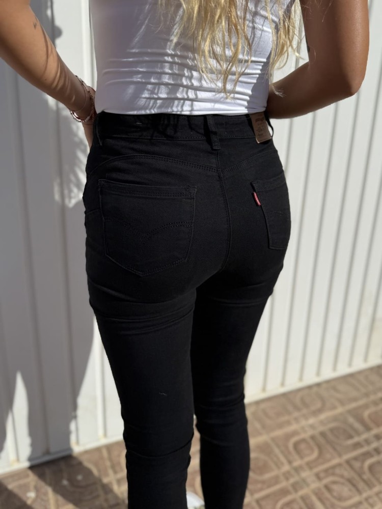 Pantalón Lewi Skinny Negro