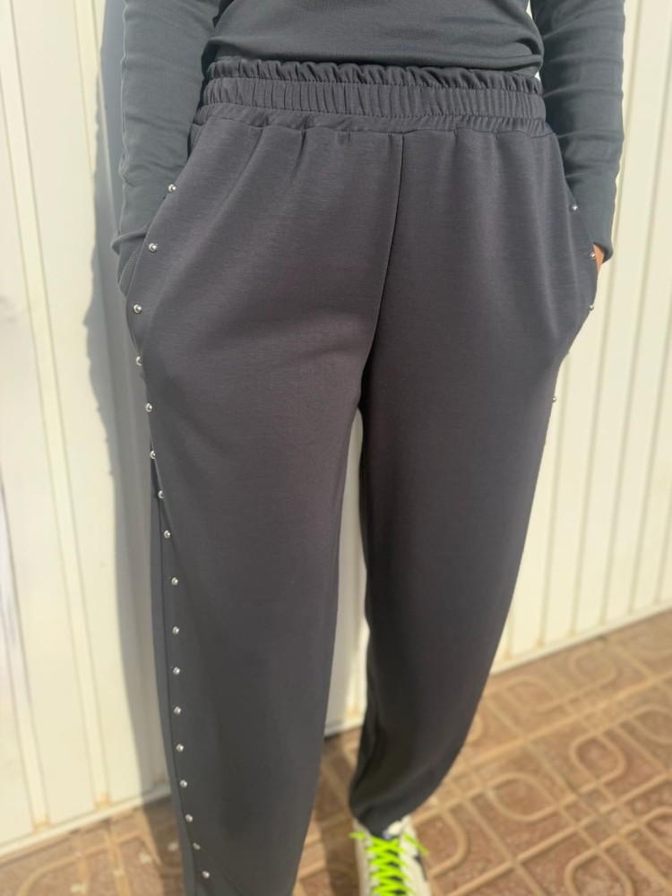 Pantalón Chándal Tachuelas Gris